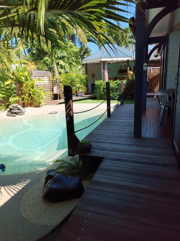 Bazén v ubytování TIKI PARADISE LODGE FWI nebo v jeho okolí