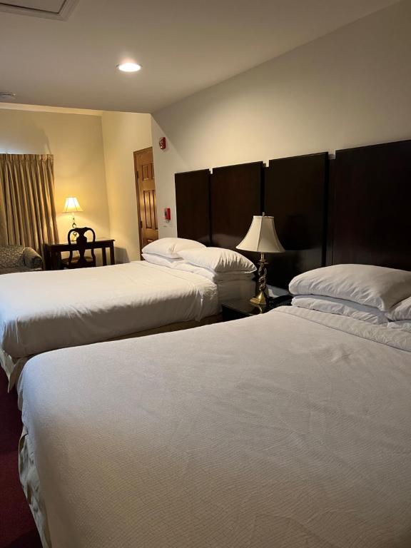 Sutton Inn - Habitación Doble Con Dos Camas Dobles Y Sofá