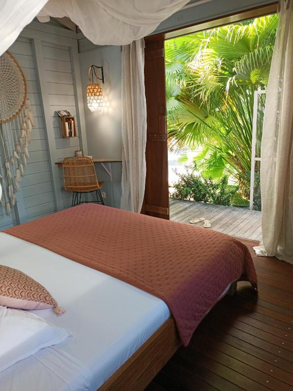 Postel nebo postele na pokoji v ubytování TIKI PARADISE LODGE FWI