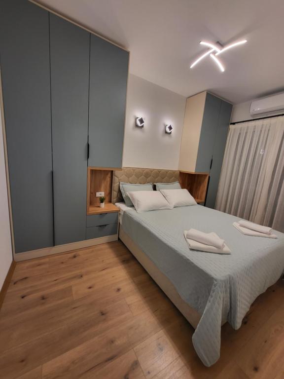 ein Schlafzimmer mit einem Bett mit zwei Handtüchern darauf in der Unterkunft 2B Apartment in Petrovec