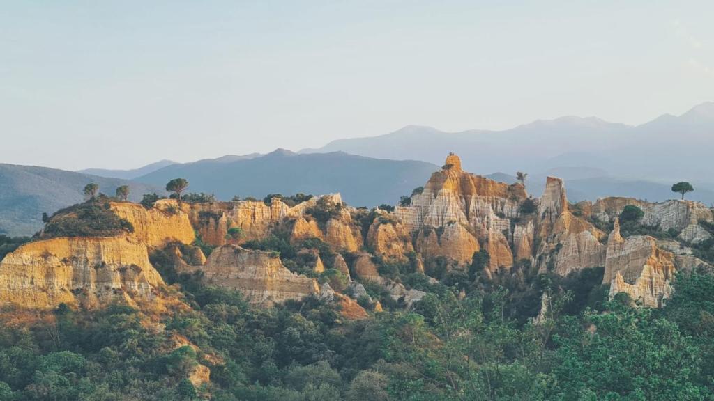 une vue sur les falaises de Bryce dans les montagnes bleues dans l'établissement Ailleursland, à Montalba-le-Château