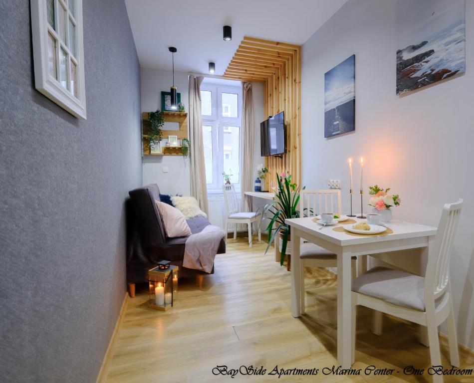 sala de estar con mesa y comedor en BaySide Apartments Marina Center en Gdansk