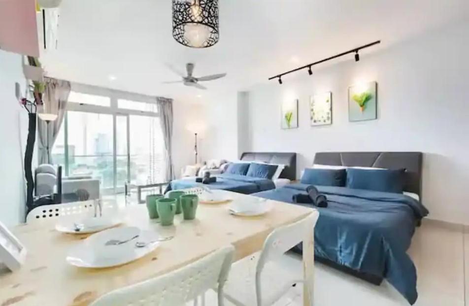 a bedroom with a blue bed and a table and chairs at KSL Mall - High Speed WiFi - Bathtub - Netflix - 24-7 Support in Johor Bahru