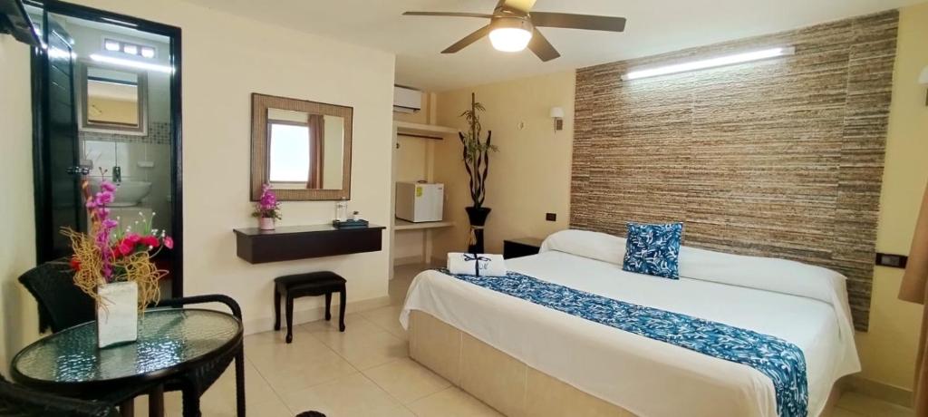 a hotel room with a bed and a table at Hotel San Miguel in Progreso