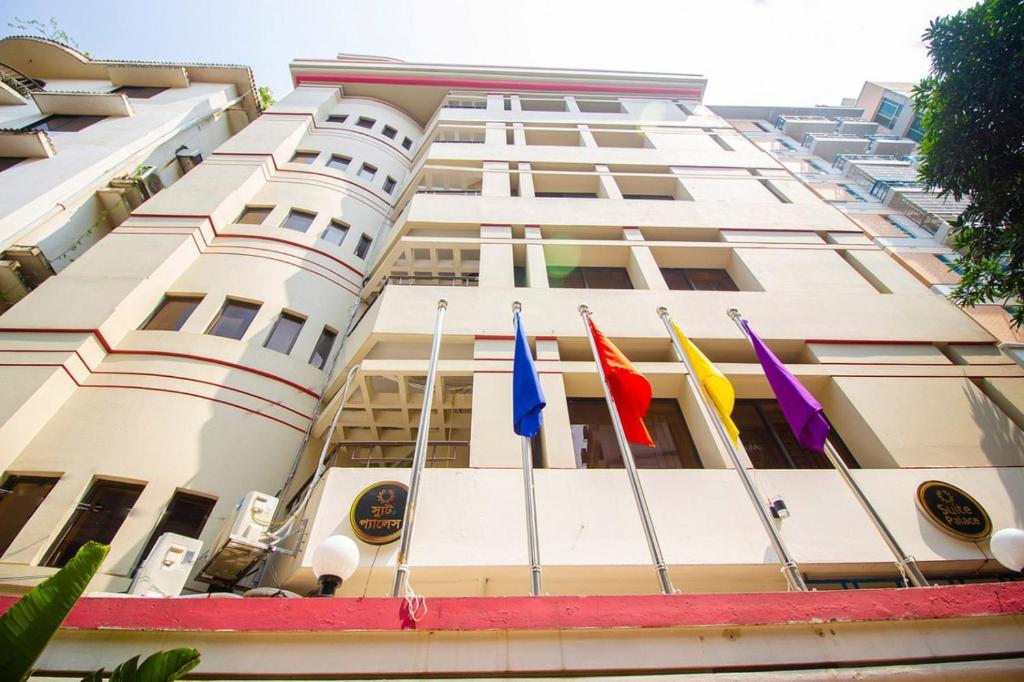 un grupo de banderas al lado de un edificio en Hotel Suite Palace Baridhara, en Dhaka