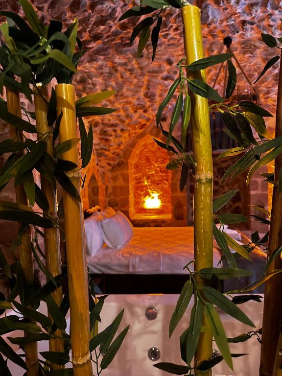 una habitación con una cama con una chimenea en AREV OTEL en Mardin