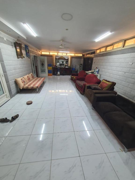 Posezení v ubytování Furnished Bedrooms in villa with shared living room Sharjah
