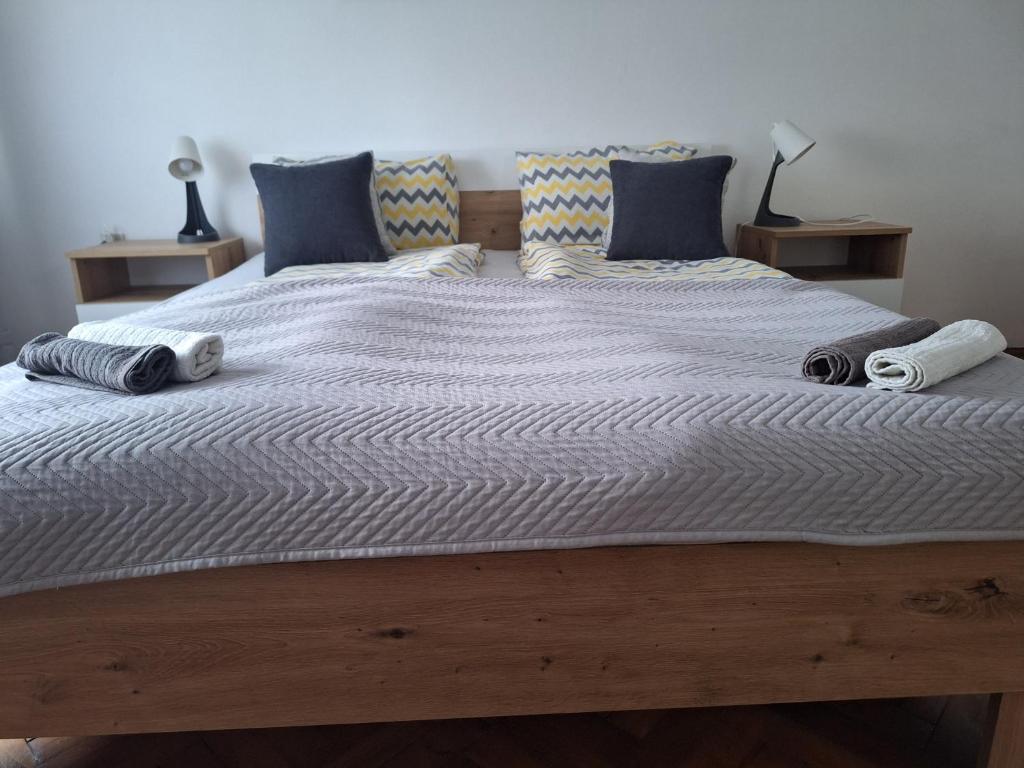 a large bed with two pillows on top of it at Apartment Ljiljan 2 Niš in Niš