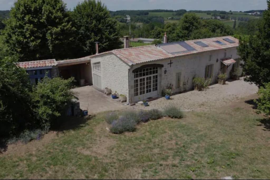 une image d'une maison avec une cour dans l'établissement Charmante Villa avec piscine proche de St-Emilion, à Pellegrue