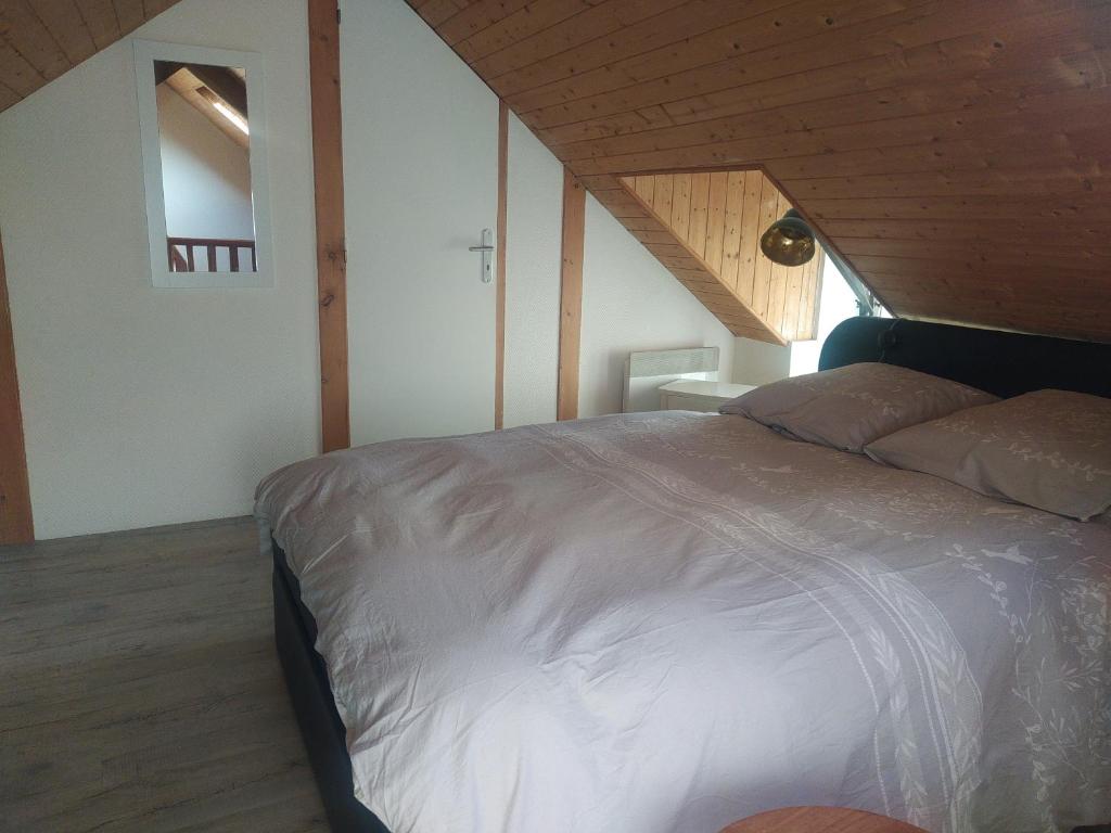 En eller flere senge i et værelse på locmiquélic petite maison de pêcheur