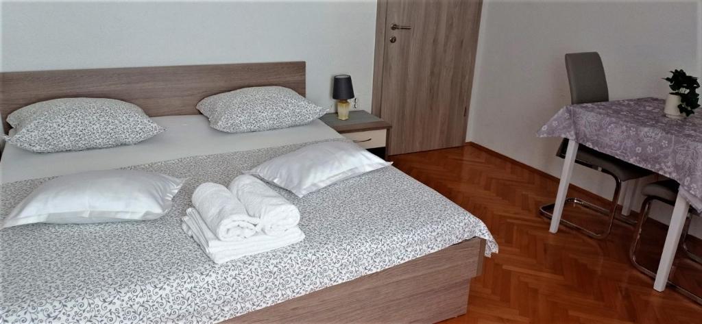 Postel nebo postele na pokoji v ubytování Apartmani Marta