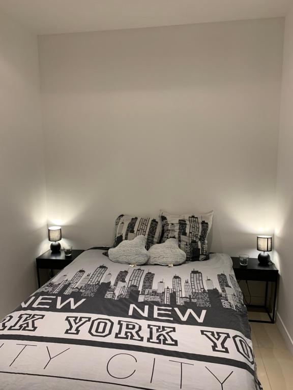 une chambre avec un lit avec une couette new-yorkaise dans l'établissement Appartement avec 2 chambre Nice, à Nice