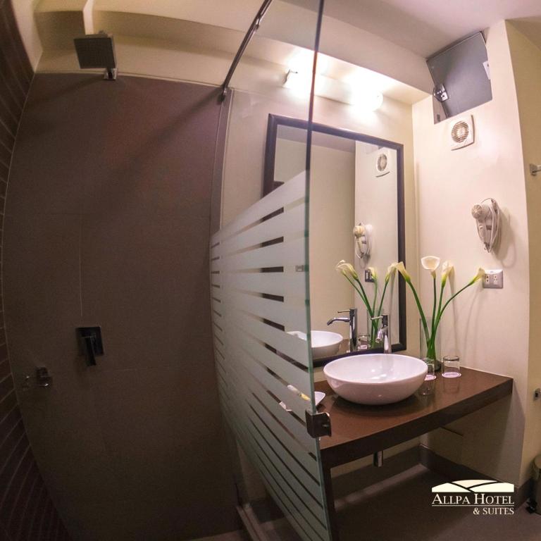 Un baño de Allpa Hotel & Suites