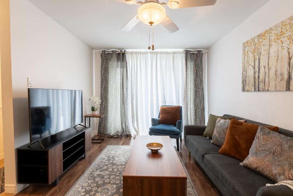 TV a/nebo společenská místnost v ubytování Comfortable spacious house with parking
