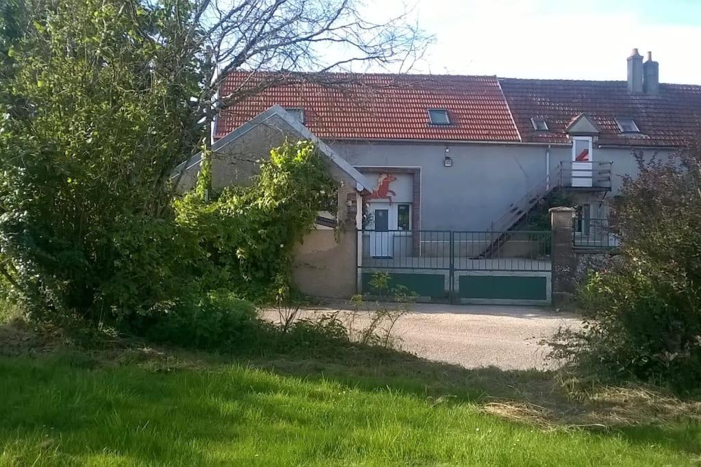 une maison blanche avec un toit rouge dans l'établissement Gîte de groupe, à Dixmont