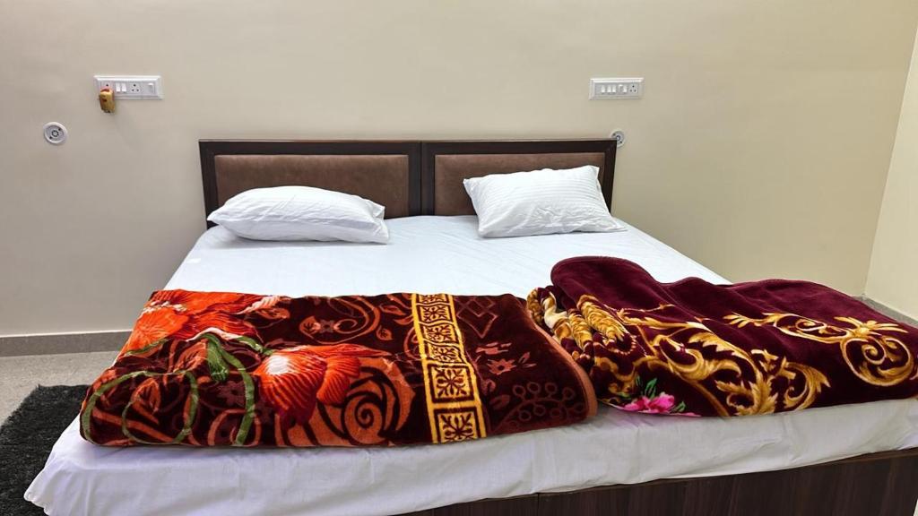 Rúm í herbergi á AYODHYA MY PRIDE