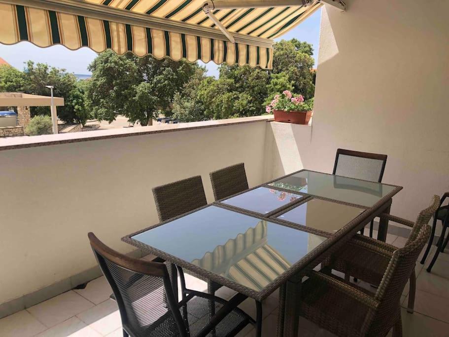 Balkón nebo terasa v ubytování Apartman Gajac near Zrce