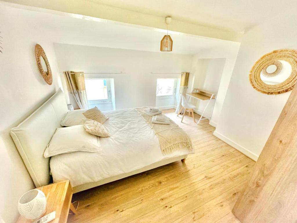 a white bedroom with a bed and a desk at Nî'douillet-P3 Terrasse et climatisé-coeur de ville in Nîmes