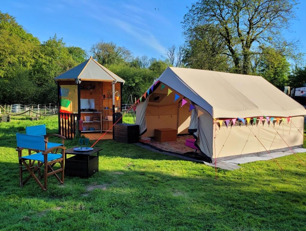 una tienda y una casa de juegos en un campo en 4 Unique Rental Tents Choose from a Bell, Cabin, or Yurt Tent All with Kitchenettes & Comfy beds NO BEDDING SUPPLIED en Narberth