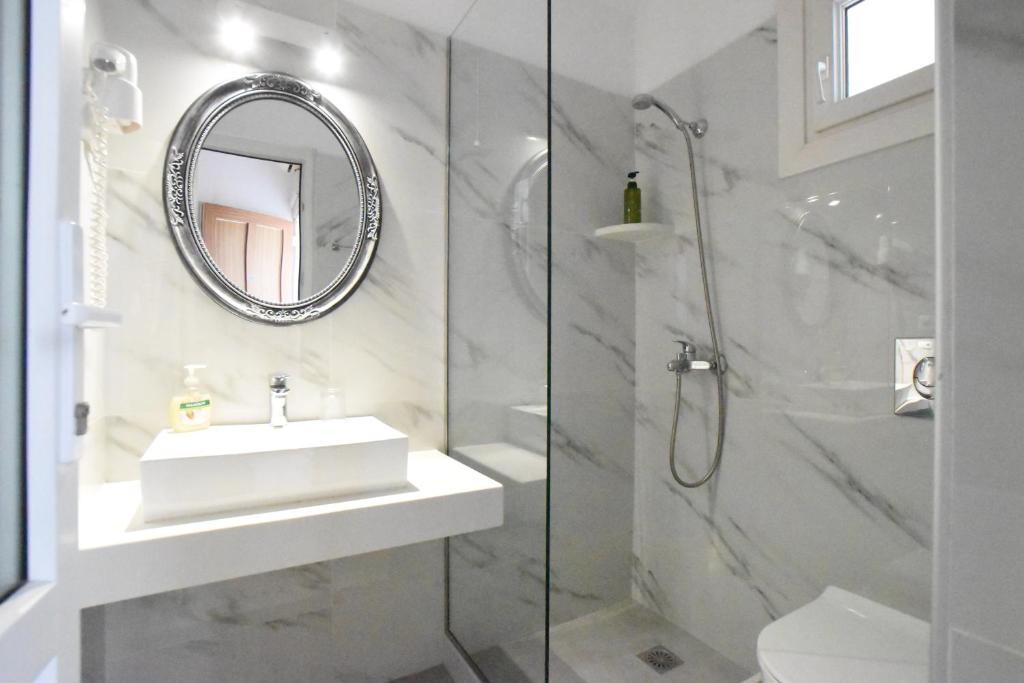 Koupelna v ubytování Asteri Hotel