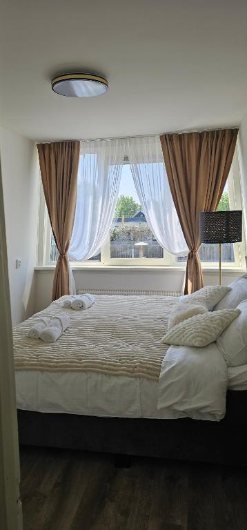 a bedroom with a large bed with a window at Il Mulino House B in Lisse
