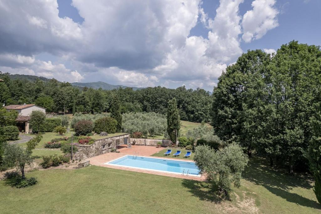 uma vista superior de uma piscina num jardim em Il Casale em Pistoia