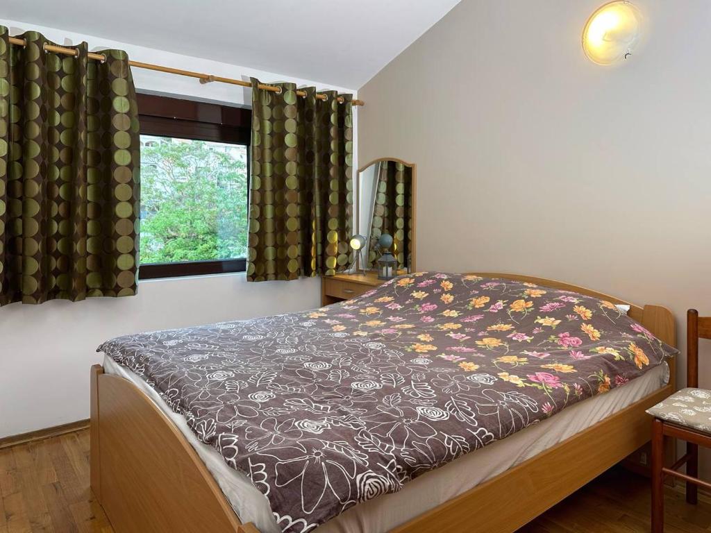 - une chambre avec un lit et une fenêtre dans l'établissement Perfect BeachTime, à Petrovac na Moru