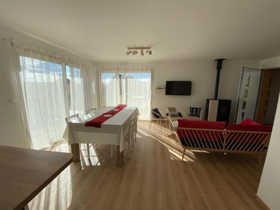TV a/nebo společenská místnost v ubytování La Bernique bleue de Perros gîte vue mer