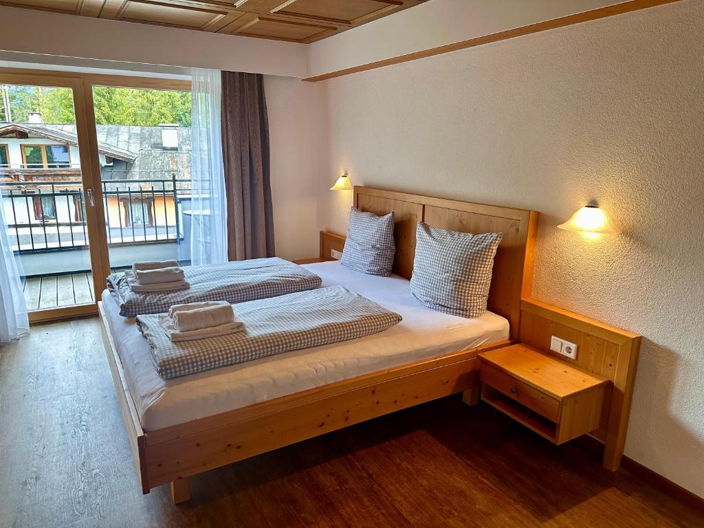 um quarto com 2 camas e uma janela em Appartementhaus Handl em Leutasch