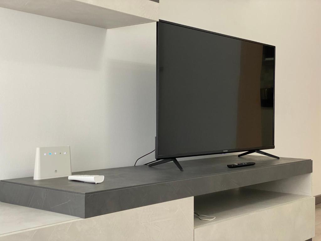 Televízia a/alebo spoločenská miestnosť v ubytovaní SANTA TERESA CENTRALE e COMODO
