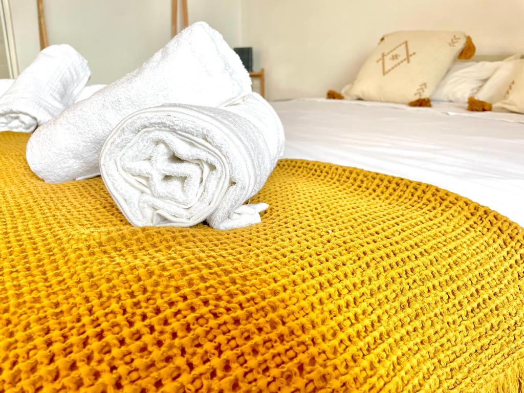 Posteľ alebo postele v izbe v ubytovaní LUXURY SUITES MINERVA beach