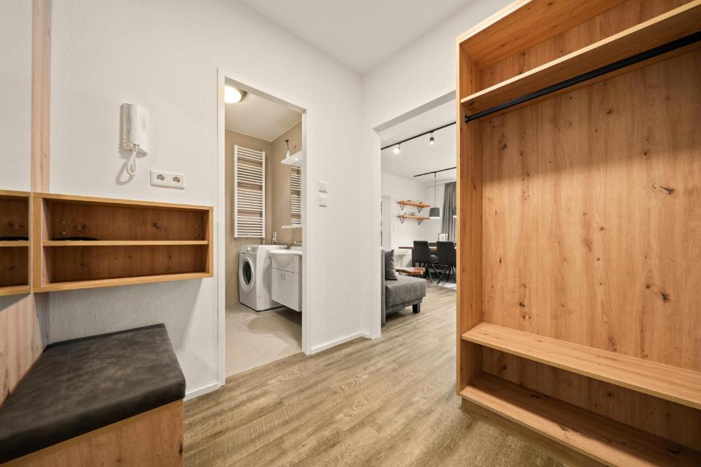 Camera con porta in legno e soggiorno. di Apartmant Roleen TopC32 by Four Seasons Apartment a Kaprun