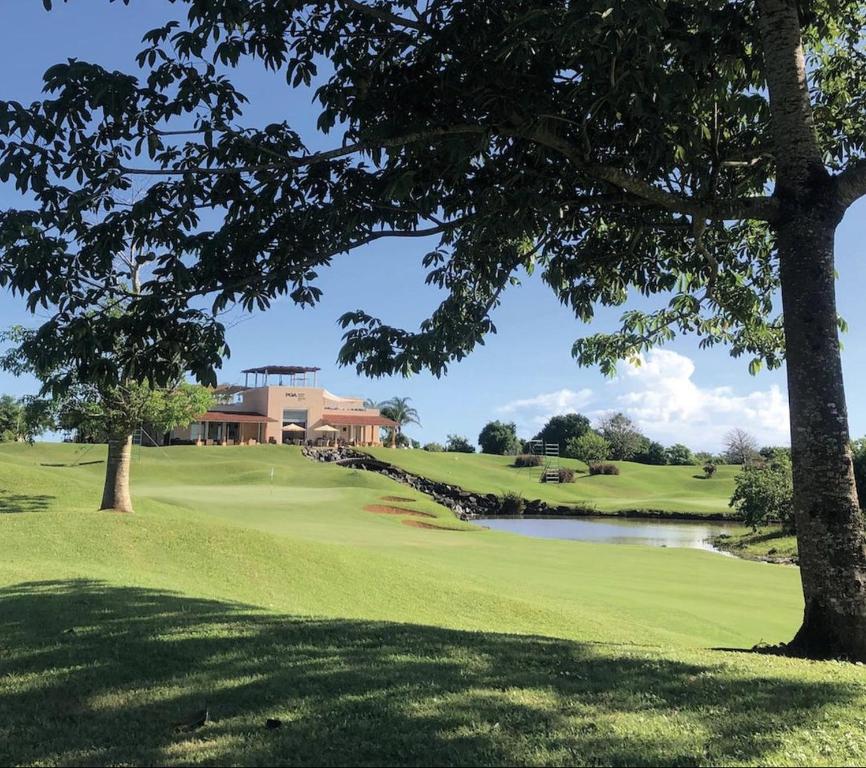 una vista de un campo de golf con una casa en el fondo en Awali Villa B33, en Vipingo