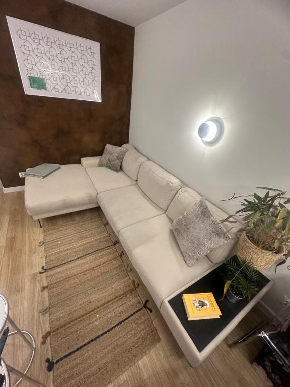 a white couch sitting in a living room at Apartament Galant in Pabianice