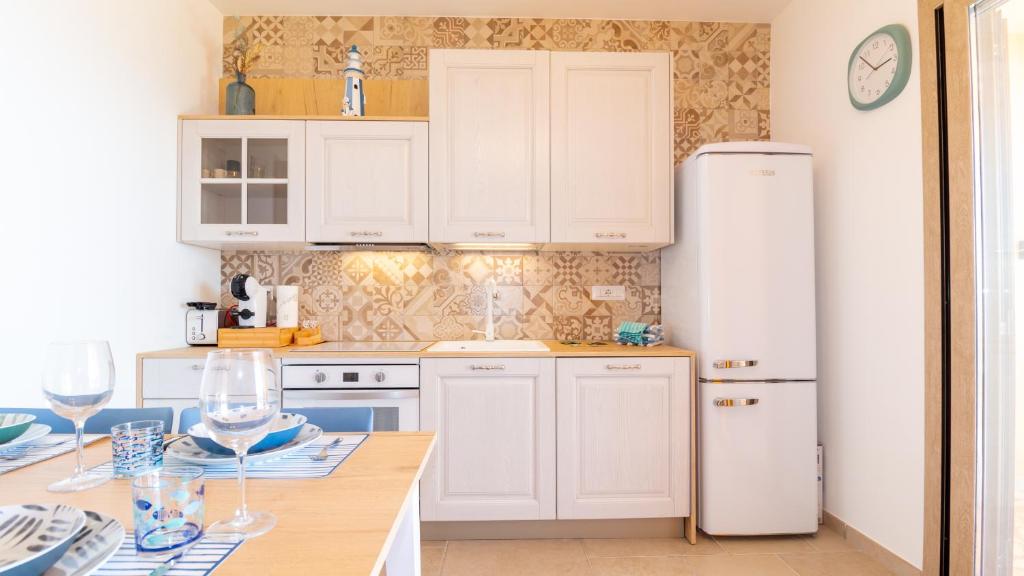 A kitchen or kitchenette at Funtan'House