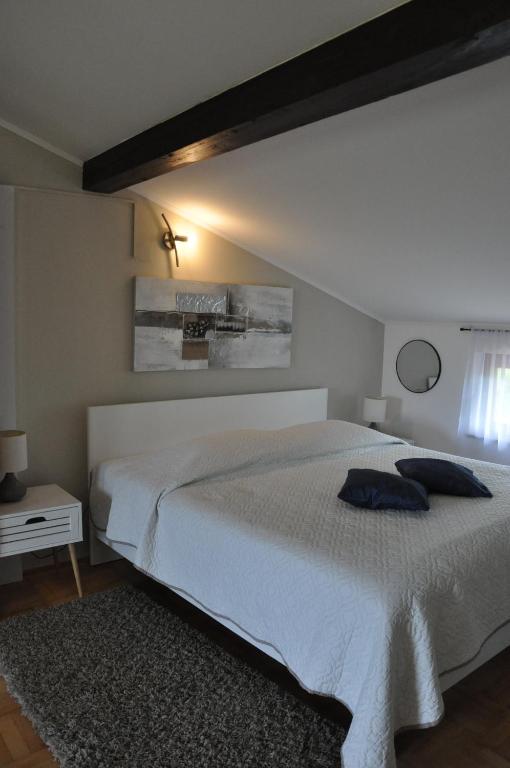 - une chambre avec un lit blanc et une fenêtre dans l'établissement Guest House Most, à Buzet