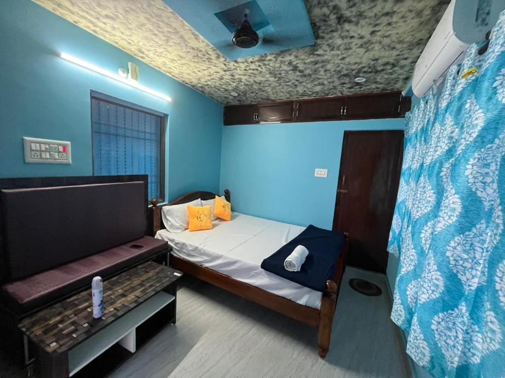 Una cama o camas en una habitación de PANMOZHI RESIDENCY