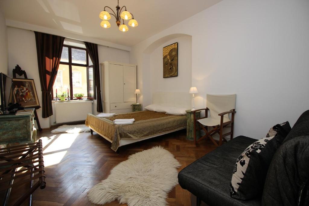 uma sala de estar com uma cama e um sofá em Versus Art Studio em Brasov