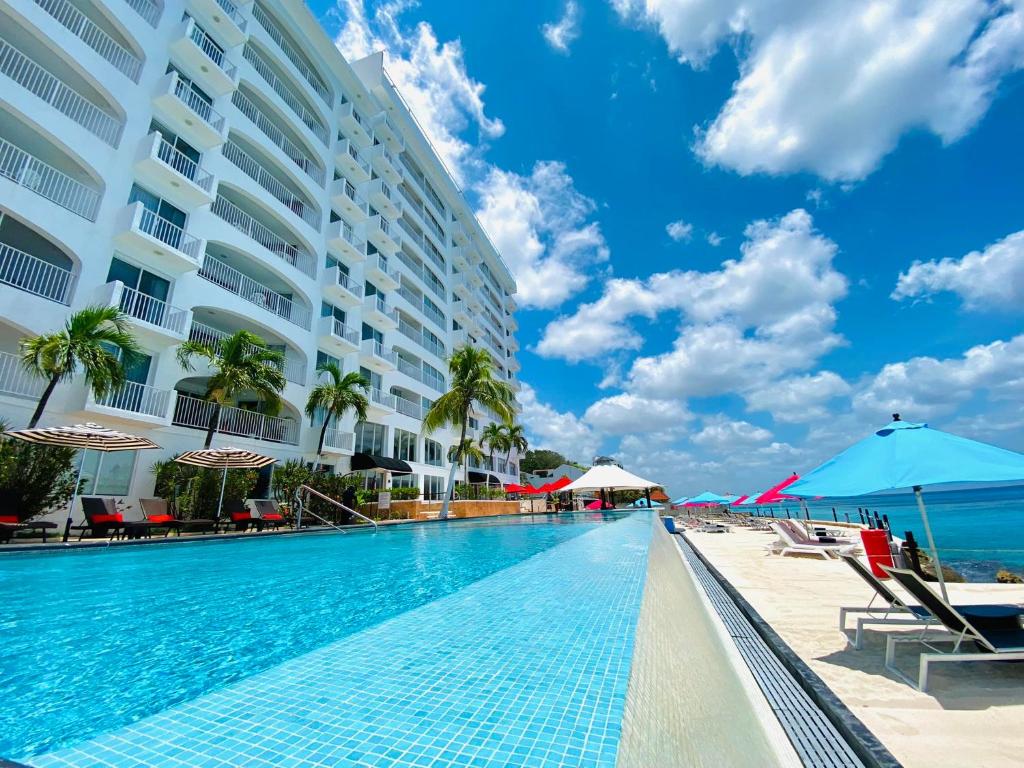 uma piscina em frente a um hotel em Coral Princess Hotel & Dive Resort em Cozumel