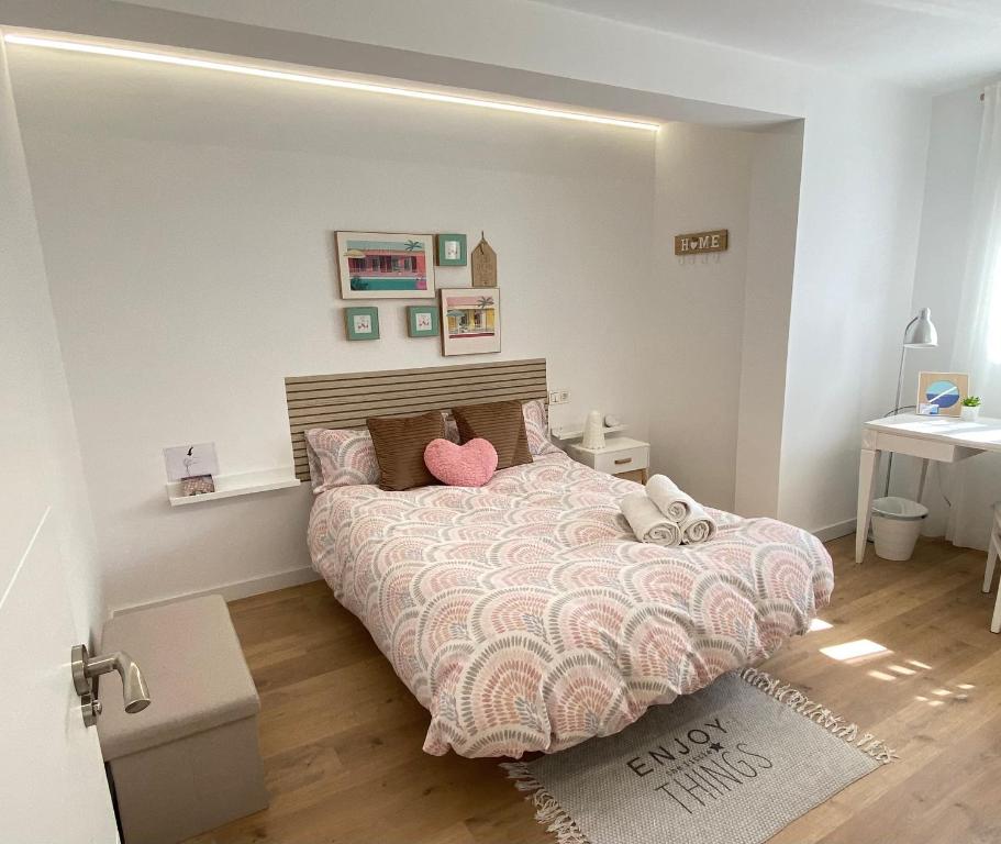 um quarto com uma cama com dois corações cor-de-rosa em Preciosa habitación del Flamenco-Zona Palacio de Congresos y metro em Granada