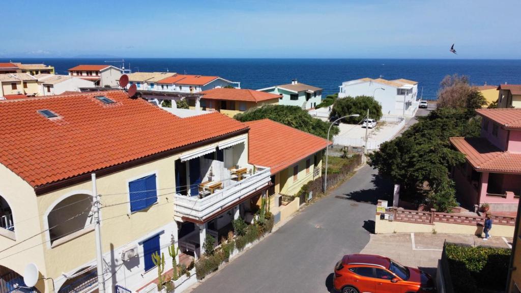 uma vista aérea de uma rua com casas e o oceano em Il Faro La Ciaccia em Codaruina