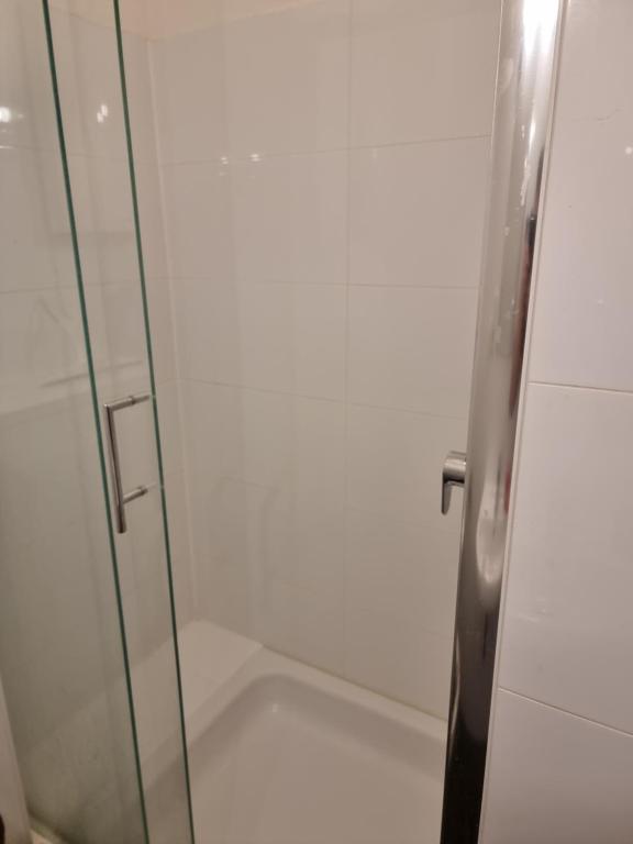 een glazen deur van een douche in de badkamer bij غرفة مميزة في موقع مميز in Bonn