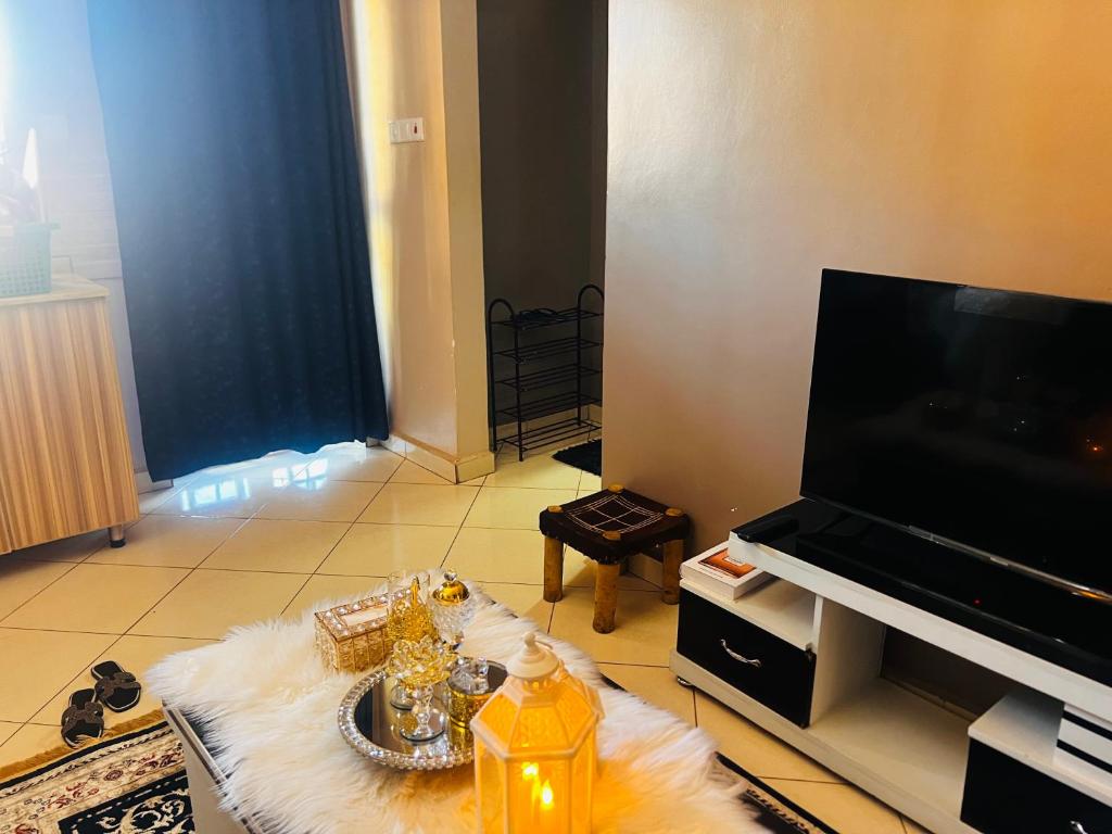 TV a/nebo společenská místnost v ubytování Urban Tranquility