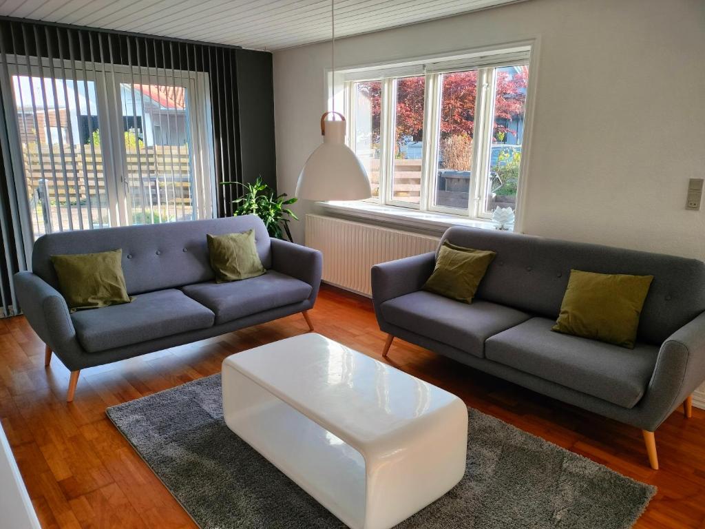 - un salon avec deux canapés et une table basse dans l'établissement Nygaard Guesthouse, à Hjørring