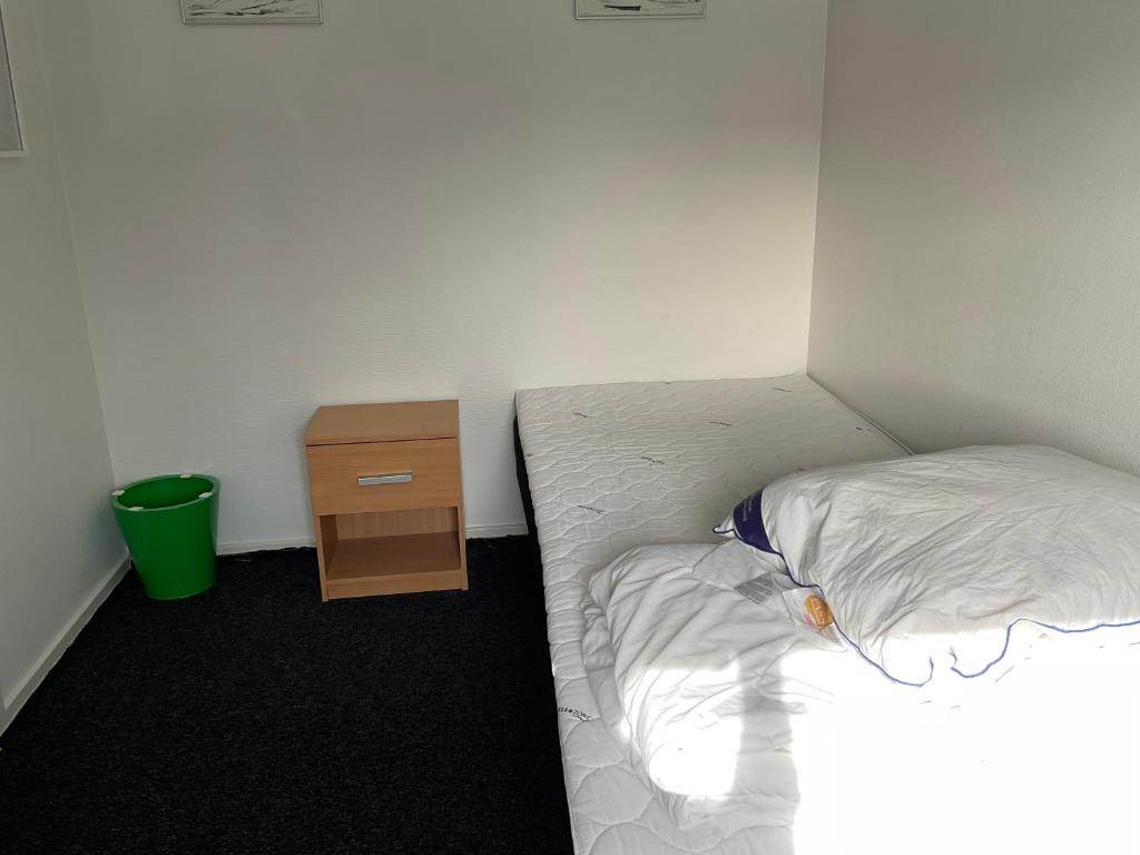 イルリサットにあるB&B Ireのベッド1台とナイトスタンド付きの小さな部屋です。
