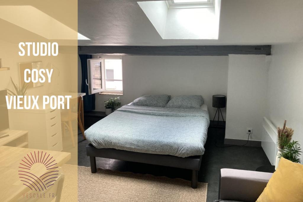 - une chambre avec un lit et une vue sur une pièce dans l'établissement Yescale - Le petit Nicolas, à La Rochelle