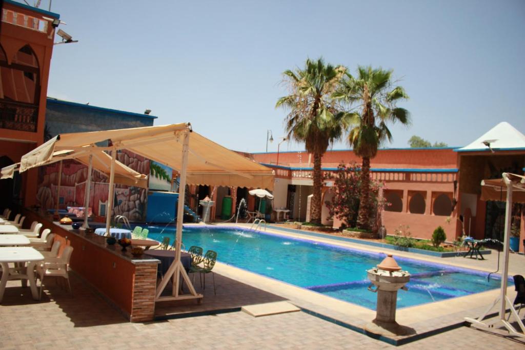 una piscina con idrante accanto a un edificio di Hotel Espace Tifawine a Tafraout