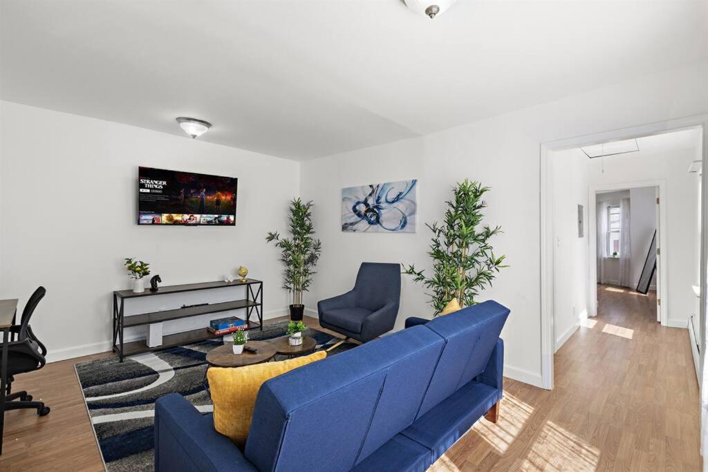 Un televizor și/sau centru de divertisment la Comfy Cozy retreat - NYC & NWK w free parking