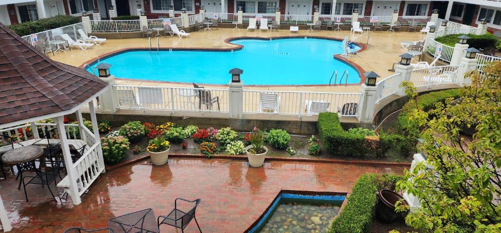 una vista aérea de una piscina en un hotel en Days Inn & Suites by Wyndham Roseville/Detroit Area, en Roseville