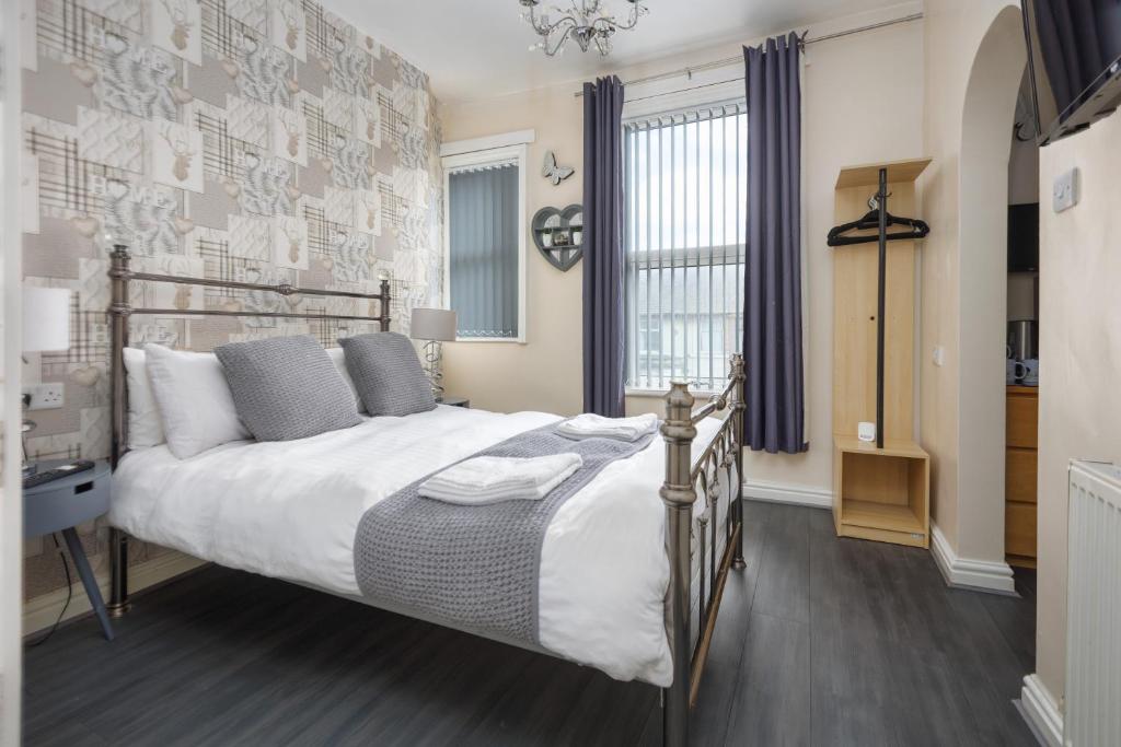 una camera con un grande letto e una finestra di Sunnyside house a Blackpool